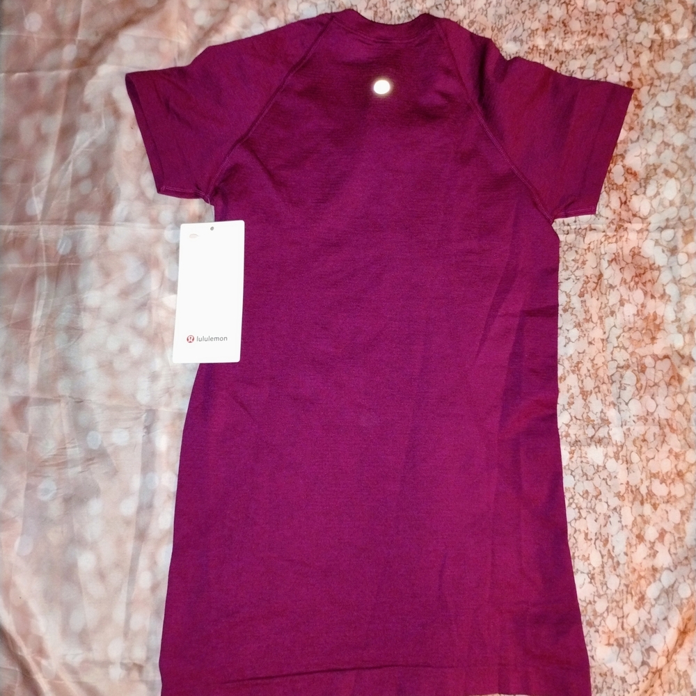 Women's Lululemon Short Sleeve Active Top - Plum Swiftly Tech 2.0 New With Tags - Picture 2 of 4